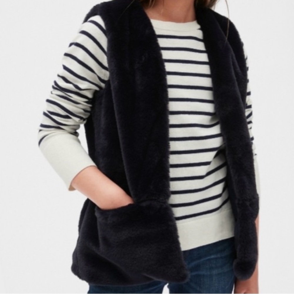 ❤️2/$15 or 3/$21❤️ Kids Gap Black Faux Fur Vest, Size 6-7